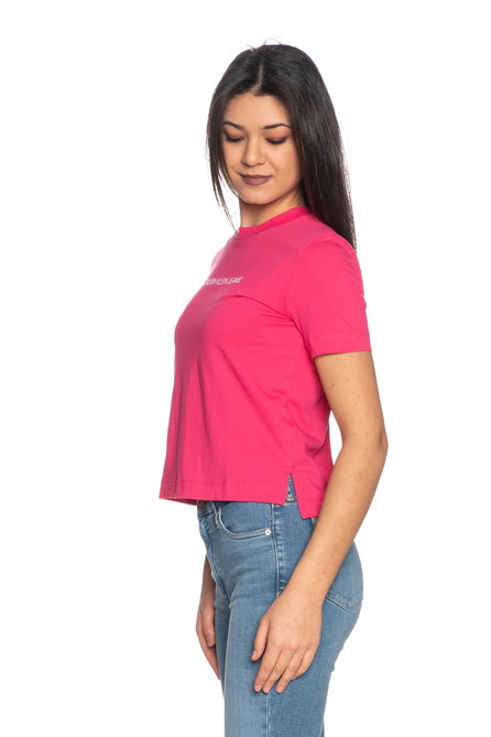 446x669-t-shirt-manica-corta-donna-calvin-klein-fuxia-j20j212879-vgy-raspberry (1)
